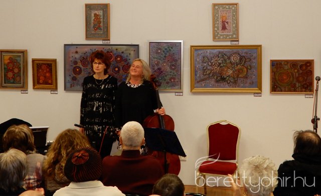 Fellobant az első gyertya lángja 17